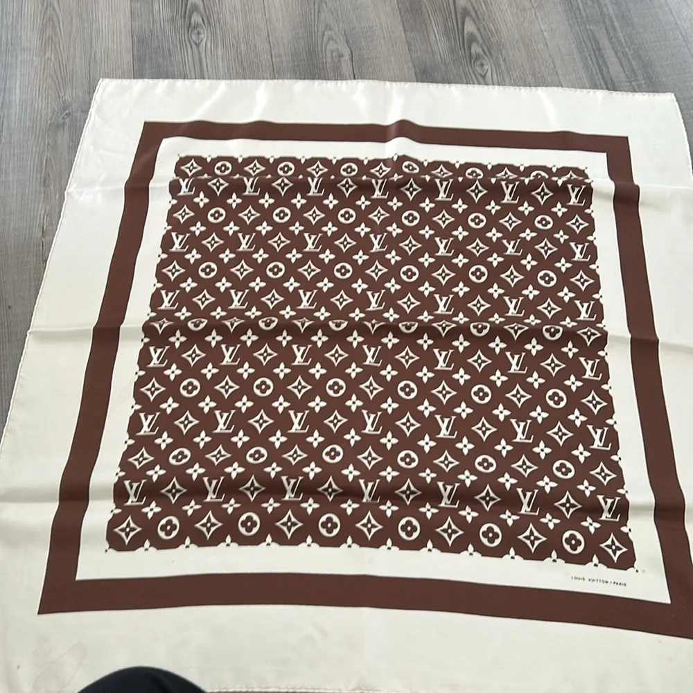 Louis Vuitton Brown and Cream Scarf🤎
EUC🤎🤎 - Picture 3 of 7